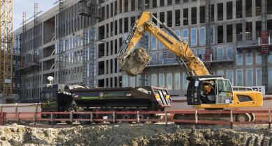 Remplissage du camion de transport avec les déblais sous la surveillance du chauffeur sur le site de la future gare de Noisy-Champs.