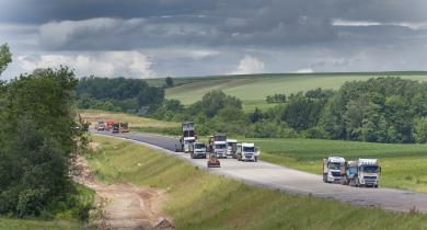 Réalisation de la grave-bitume sur le lot 43B de la LGV Est entre Lupstein et Eckwersheim par l’agence Colas Bas-Rhin.