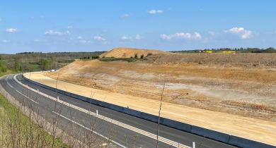 Déblai DBT 810 – Hétérogénéité des sables et argiles du Bourbonnais. Des arrivées d’eau sont visibles dans les sables propres à mi-talus.