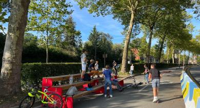 Mobilier ludique lors d'une phase test du réaménagement du Grand-Boulevard à Mouvaux (Métropole Européenne de Lille).