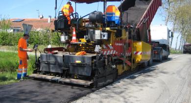 Chantier de renforcement GE 0/14 par demi-chaussée réalisé en régie.