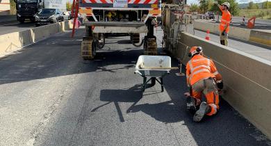 Mise en oeuvre de béton extrudé par Sogecer.