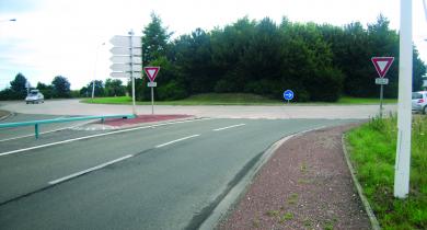 Carrefour giratoire sur la RD 925, à Neuville-lès-Dieppe, en Seine- Maritime. Structure BC5g sur couche de forme, réalisée en 1995.
