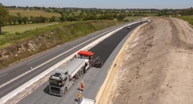 Mise en oeuvre de grave-bitume sur le chantier de l'A79.