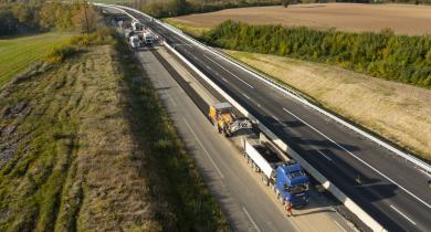 Travaux de rabotage de la chaussée existante.