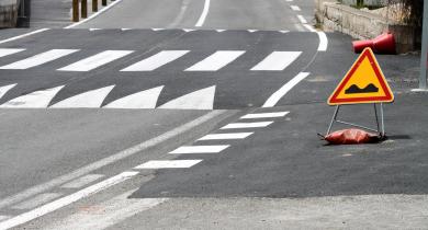 Ralentisseur et signalisation temporaire.