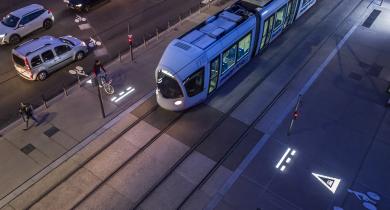 Intersection tram-vélo à Lyon La Doua.