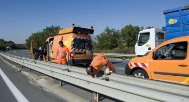 Agents de la DIR en activité sur la RN174 au nord de Poitiers
