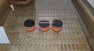 Éprouvettes 50x50 mm en étuis fermés étanches dans un bain thermostaté