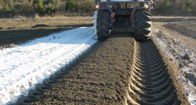 Traitement à la chaux, sur une plate-forme dédiée, de matériaux pour la construction d’un démonstrateur de digue à Salin-de-Giraud
