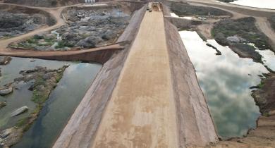 Vue aérienne du batardeau en cours de finition