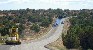 Réalisation d’un enduit superficiel dans le parc national de Canyonlands, en Utah (États-Unis).