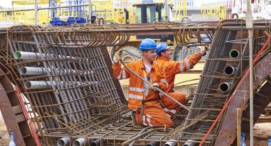 La Construction 4.0 consiste à réinventer l’industrie du BTP pour répondre aux grands défis du secteur. Moyennant certaines précautions, la prévention et les conditions de travail devraient s’en trouver améliorées.