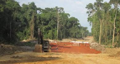 Travaux de terrassement pour le projet de route Ketta-Djoum.