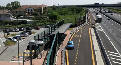 Arrêt de car express sur autoroute en Italie