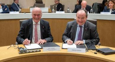 Signature de l’accord cadre de financement des mobilités décarbonées par Alain Rousset, président du conseil régional de Nouvelle-Aquitaine (à gauche) et Ambroise Fayolle, vice-président de la BEI (à droite)