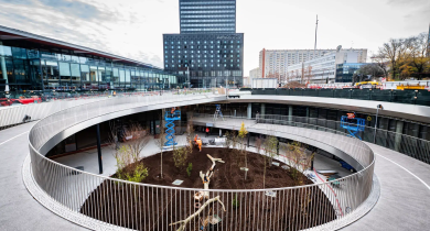 Au centre de la place Béraudier, l’accès vélo se fait par une rampe cyclable à double sens, métallique et hélicoïdale, conçue par l’agence Sud architectes