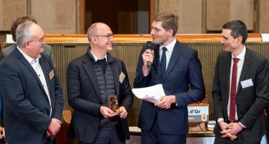 Robin Reda, président du Conseil national du bruit (au centre) remet un trophée à Bruitparif (Olivier Blond et Christophe Mietlicki)
