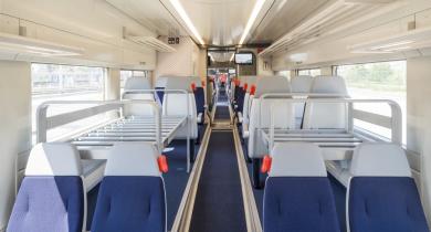 Plus de dix espaces bagages sont répartis sur toute la longueur de la rame, qui adopte un plancher bas intégral sans marche de bout en bout