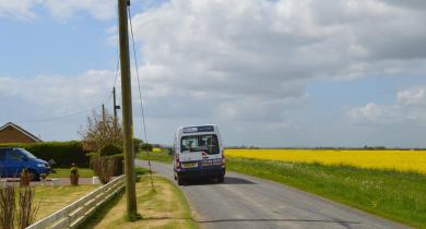 Le transport à la demande est une des solutions préconisées dans le guide pour les zones rurales et périurbaines. 