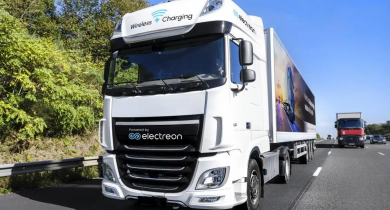 Vinci Autoroutes inaugure une portion de route qui recharge les véhicules en roulant