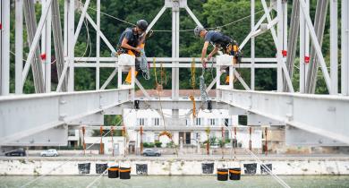 Travaux sur cordes : publication de deux guides de l’OPPBTP