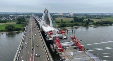 Travaux de l'un des deux nouveaux ponts autoroutiers enjambant le Rhin, sur l'A1, en Allemagne. 