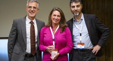 Siobhan McKelvey, première lauréate du prix Carl Robertus, entourée d’Hervé Millet (à gauche) et de Fabrice Blanc (à droite), respectivement directeur général et président d’Eurobitume