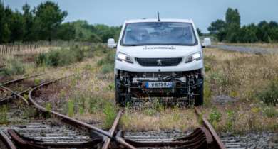 La Ferromobile (Sicef) est un véhicule électrique autonome capable de circuler sur route comme sur rail