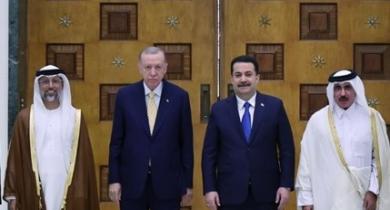 De gauche à droite : le ministre émirati de l’Énergie Souhail Mohammad al-Mazrouei, le président turc Recep Tayyip Erdogan, le Premier ministre irakien Mohammad Chia al-Soudani et le ministre qatari des Transports Jassem ben Saif ben Ahmad al-Soulaiti