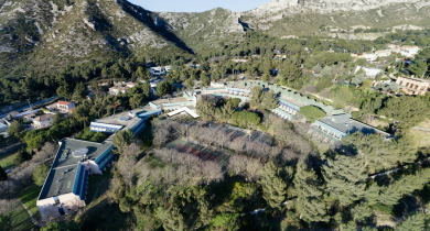 L’ISBA TP est implanté depuis 2019 sur le campus de Vaufrèges – Grand Luminy, aux portes du parc national des Calanques à Marseille