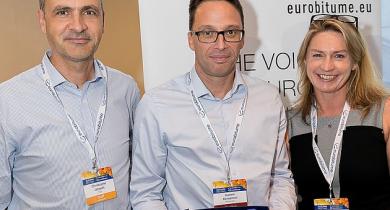 De gauche à droite : Christophe Jacquet, président d'Eurobitume, Gacem Benazzouz (Petroineos), et Siobhan McKelvey, directeur général d'Eurobitume.