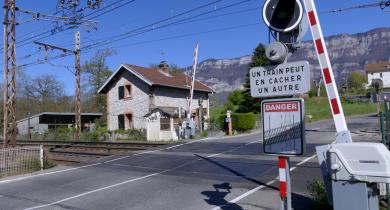 Passage à niveau de Viviers-du-Lac (Savoie). 