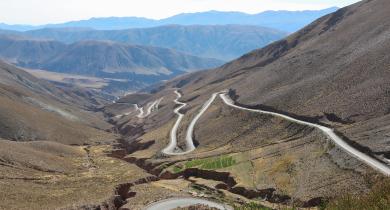 Route nationale 52 à la Cuesta de Lipán, Quebrada de Humahuarca, en Argentine.