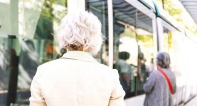 Avec 22 % de la population française âgée de 65 ans et plus en 2025 (Insee), et une projection à 29 % en 2070, l’adaptation des infrastructures et des services de transport devient urgente