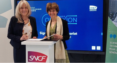 Signature d’adhésion du groupe SNCF au programme IP Paris Connexion de l’Institut Polytechnique de Paris : Carole Desnost, directrice Technologies, Innovation et Projets Groupe SNCF, et Sylvaine Neveu, vice-présidente et directrice du Développement et des
