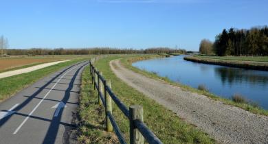 Piste cyclable le long du canal de la Morge (Aube). 