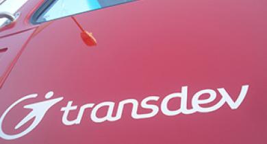 Logo de Transdev sur un bus. 
