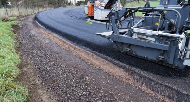 Les finisseurs intelligents Tiret 5 de Vögele intègrent des technologies automatisées pour optimiser la précision, la sécurité et l’efficacité des chantiers