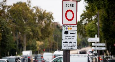 Les zones à faibles émissions mobilité sont un dispositif destiné à faire baisser les émissions de polluants pour améliorer la qualité de l'air. 