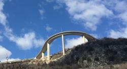 Le pont courbe à Bakar, en Croatie.