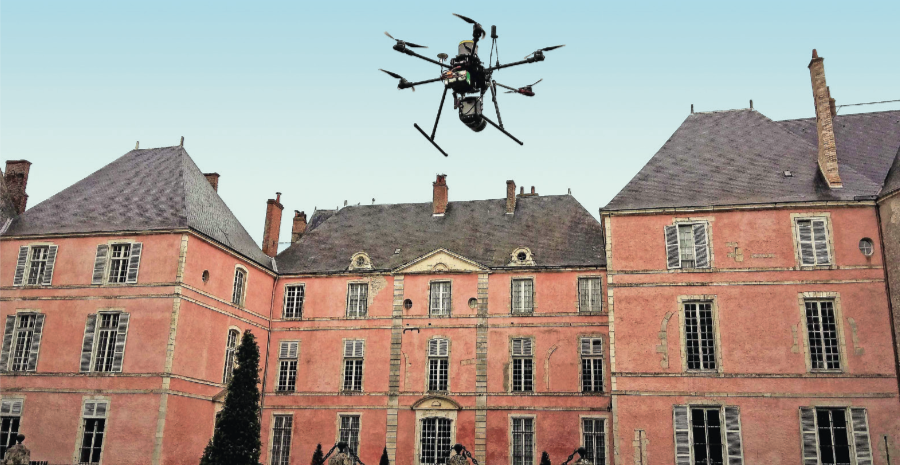 Hexacoptère DPS6 équipé du Surveyor devant le château de Meung-sur-Loire.