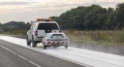Réalisation d’une mesure d’adhérence au moyen d’un appareil auto-mouillant de mesure continue du frottement.