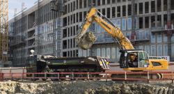 Remplissage du camion de transport avec les déblais sous la surveillance du chauffeur sur le site de la future gare de Noisy-Champs.