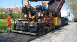 Chantier de renforcement GE 0/14 par demi-chaussée réalisé en régie.