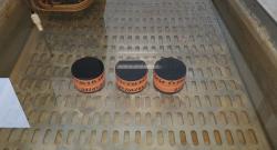 Éprouvettes 50x50 mm en étuis fermés étanches dans un bain thermostaté