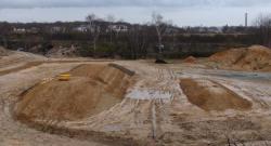 Digues DOFEAS-Lhoist après construction (digue traitée à gauche, digue non traitée à droite)