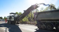 Opération de rabotage dans le cadre d’un chantier à fort taux de recyclage réalisée par les équipes d’Eurovia