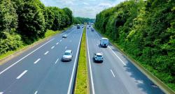 Le marquage routier guide les usagers de la route et délimite les voies de circulation, les voies affectées et les zones de sécurité comme les bandes d'arrêt d'urgence et les bandes dérasées de gauche