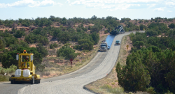 Réalisation d’un enduit superficiel dans le parc national de Canyonlands, en Utah (États-Unis).